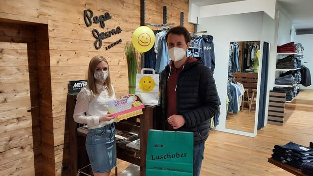 Sandra Durlacher-Laschober vom Modehaus Laschober und Patrick König Referent für Standortmanagement und Stadtmarketing am Tag des Lächelns in Weiz. | Foto: Stadtmarketing Weiz (2x)