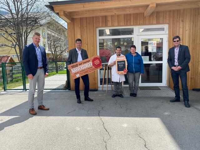 Fleischerei Peitler (v.l.n.r.): Gemeinderat Thomas Ramsbacher, Landesrat Martin Gruber, Inhaber Hans Peitler mit Gattin Sonja und Bürgermeister Franz Aschbacher. | Foto: Foto: Büro LR Gruber/Posch