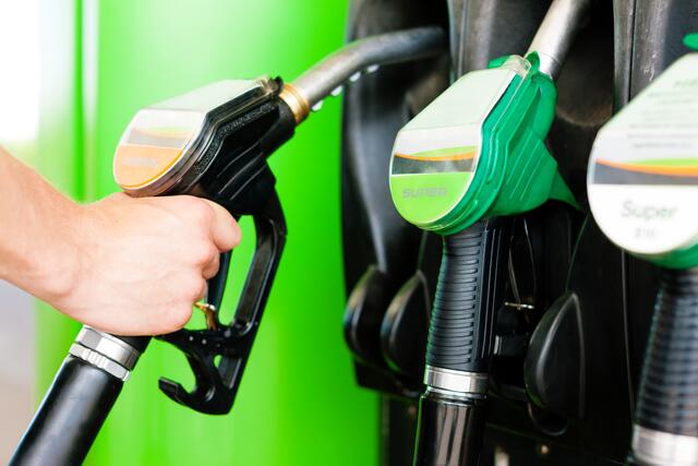 Wer mehr als zweimal im Monat in Summe 100 Liter Treibstoff tankt, müsse mindestens 20 Euro mehr einplanen, pro Jahr hochgerechnet ergibt das zusätzliche Ausgaben im Ausmaß von 240 bis 300 Euro, rechnet der ARBÖ vor.
