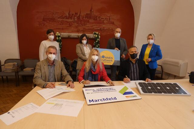 Finanzstadtrat Erich Mayer, Bgm. Monika Obereigner-Sivec, Klimaschutzstadtrat Andreas Vanek, Rafaela Waxmann (KEM Marchfeld), Amtsleiterin Stv. Michaela Krämer, Leopold Schwarz (eNu) und Regionsleiterin Regina Engelbrecht, (eNu) informierten über das PV-Bürgerbeteiligungsmodell.
 | Foto: eNu 