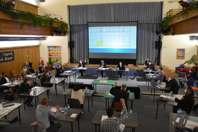 Zwölf von 15 Gemeinderäten stimmten bei der jüngsten Ellmauer Gemeinderatssitzung für die Umsetzung der Variante A des geplanten Mehrzweckzentrums.  | Foto: Barbara Fluckinger