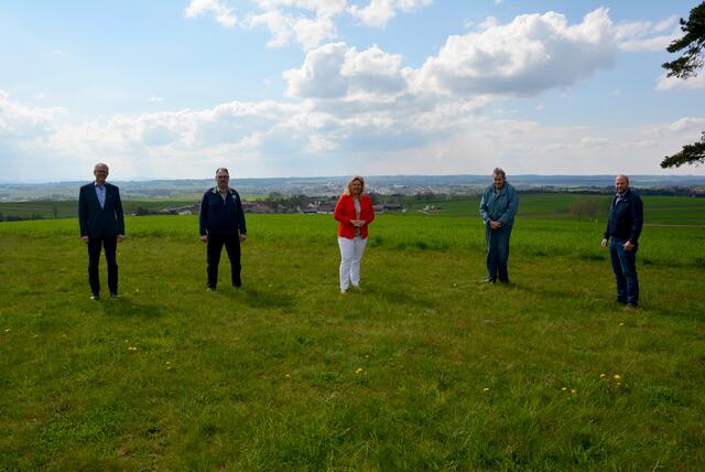 Die Grundstücksverkäufe von Walter Wesely und Franz Baumgartner an die Stadtgemeinde zur Schaffung des Wasserhochbehälters sind wesentliche Beiträge zum Gelingen der Wasserversorgung in Matzles (im Bild Stadtamtsdirektor Rudolf Polt, Walter Wesely, Bürgermeisterin Eunike Grahofer, Franz Baumgartner und Ortsvorsteher Klaus Dittrich am Gelände des geplanten Hochbehälters).