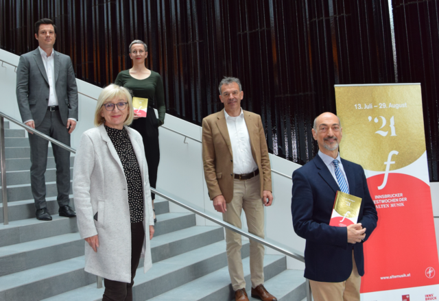 Präsentierten das Programm der Innsbrucker Festwochen 2021 (hintere Reihe v. l.): Geschäftsführer Markus Lutz, Betriebsdirektorin Eva-Maria Sens, Bürgermeister Georg Willi, (vordere Reihe v. l.) Landesrätin Beate Palfrader, Intendant Alessandro De Marchi. | Foto: Innsbrucker Festwochen der Alten Musik