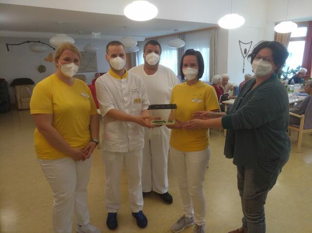 Mitarbeitende in der Seniorenpension Limbach mit Pflegedirektorin Marina Meisterhofer bei der Übergabe (ganz rechts).