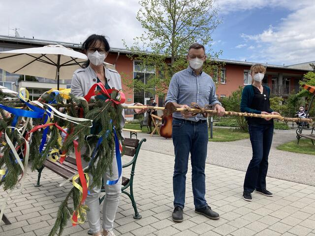 Alle drei Bäume wurden sehr klein gewählt, ja so richtige „Corona-Maibäume“ halt.
Von li. n. re.: Beata Simko/Pflegedienstleiterin, Peter Loder- Taucher/Hausleiter und Bettina Gruber/Sekretariat.