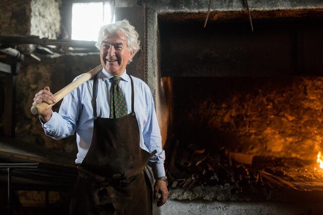 Karl Khevenhüller-Metsch in der Schmiede auf Burg Hochosterwitz.
 | Foto: ServusTV/Daniel Götzhaber