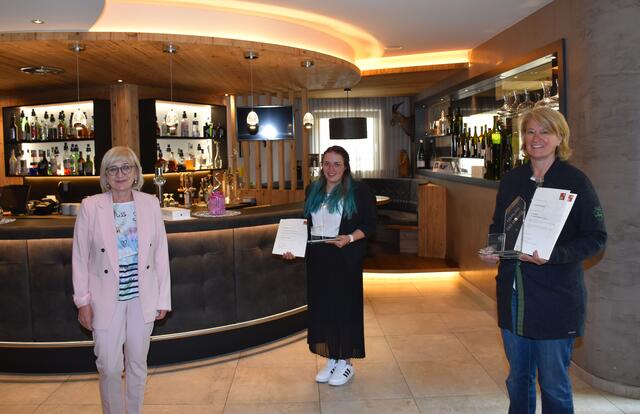 Arbeits- und Bildungslandesrätin Beate Palfrader, "Lehrling des Monats April 2021" Lea Frischmann und Eva Maria Knabl, Chefin des Gundolf Wohlfühlhotels.