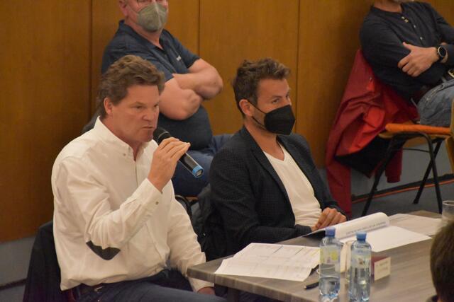 Gerhard Erber (Planungsteam) sprach über die Kosten. | Foto: Barbara Fluckinger