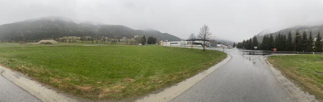 Rechts siehst du ein wochenaktuelles Bild von der betroffenen Kreuzung, die ein Kreisverkehr werden soll. Auf der Wiese links soll am Spätherbst 2021 mit der Errichtung des Sport-, Familien- und Freizeitzentrums begonnen werden.