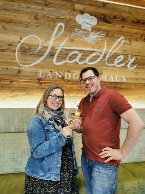 Sabrina und Markus Stadler stoßen auf den Neustart an. | Foto: Schrittwieser