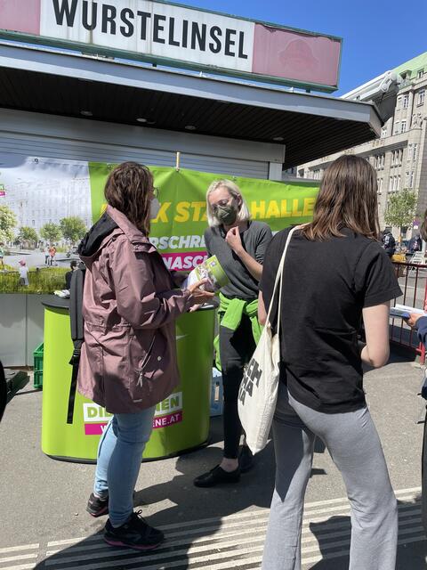 Wiedens Bezirksvizin Julia Tinhof im Gespräch mit einer Passantin.