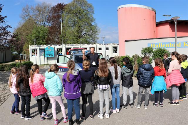Gruppeninspektor und Jugendbeauftragter Reinhold Pinnitsch erklärte Schülern den Beruf des Polizisten. | Foto: Edith Ertl