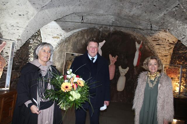 Eröffneten die Ausstellung: Marlies Liekfeld-Rapetti, Bürgermeister Josef Jury und Margarete Miklautz