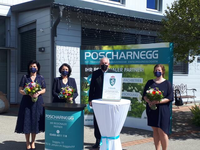 Landeshauptmann Hermann Schützenhöfer mit dem Führungsteam der Poscharnegg GmbH Sabine Poscharnegg, Ulrike Poscharnegg-Kriebernegg und Sandra Poscharnegg.  | Foto: © Land Steiermark