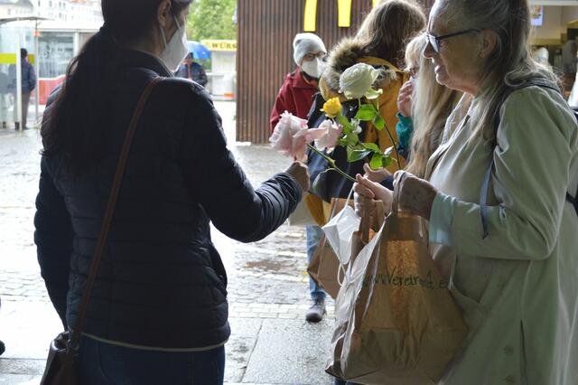 Die Aktivistinnen von StoP Margareten und M.U.T. verteilten im Bezirk Rosen und Jausenpackerl an Frauen, um auf die Gewalt in Partnerschaften aufmerksam zu machen.  | Foto: Chiara Ivankovits