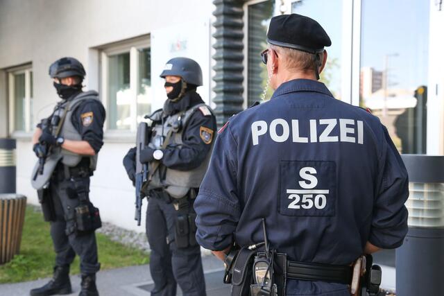 Der Beschuldigte ist geständig, die Waffen waren rechtmäßig in seinem Besitz.