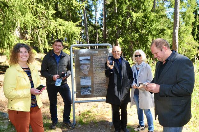 Spontaner Guide-Test vor Ort: GR Andrea Sejkora, Bgm. Markus Haid, Dr. Fritz und Dr. Michaela Staudigl sowie Kulutrreferent Georg Haid (v.l.n.r.)
