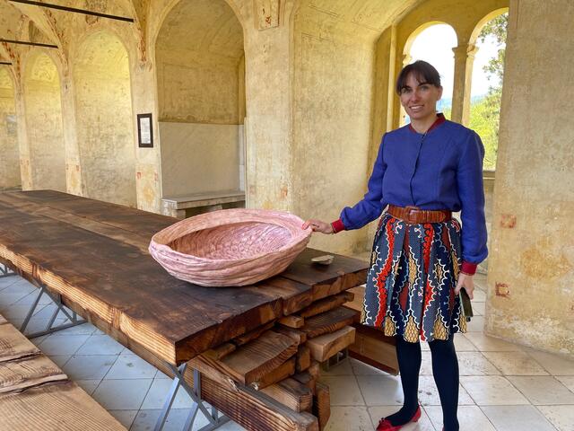 Alice Stori Liechtenstein mit dem Modell für das Meerohr, das Marie Janssen vor dem Rossstall entstehen lässt. | Foto: Susanne Veronik