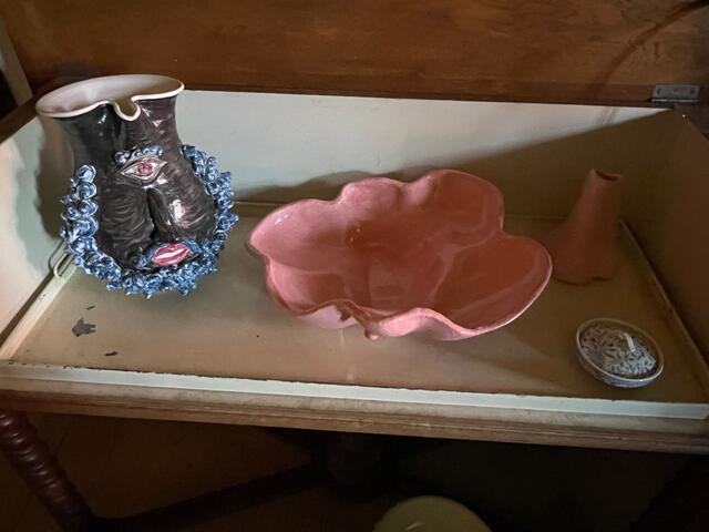 Ein alter Krug mit dem Gesicht einen Zyklopen neben der "Vielbrustschale" und der "Nasenvase". | Foto: Susanne Veronik