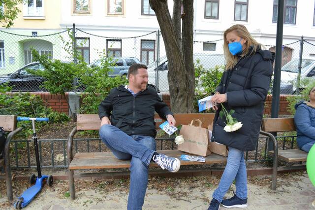 Auch an Männer verteilten die Aktivistinnen von StoP Margareten und M.U.T. Jausenpackerl, um auf die Gewalt in Partnerschaften aufmerksam zu machen.  | Foto: Chiara Ivankovits