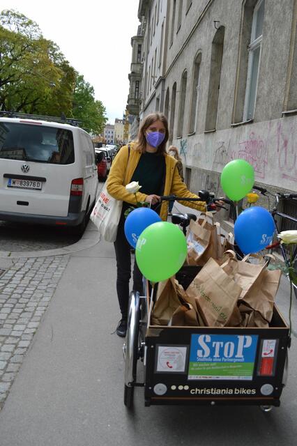 Das Nachbarschaftsprojekt "StoP Margareten" klärt über die Möglichkeiten auf, aus einer gewalttätigen Partnerschaft zu entkommen. Am Freitag vor dem Muttertag teilten die Aktivistinnen "Rosen statt Veilchen" und Lebensmittelpackerl von M.U.T. aus.  | Foto: Chiara Ivankovits