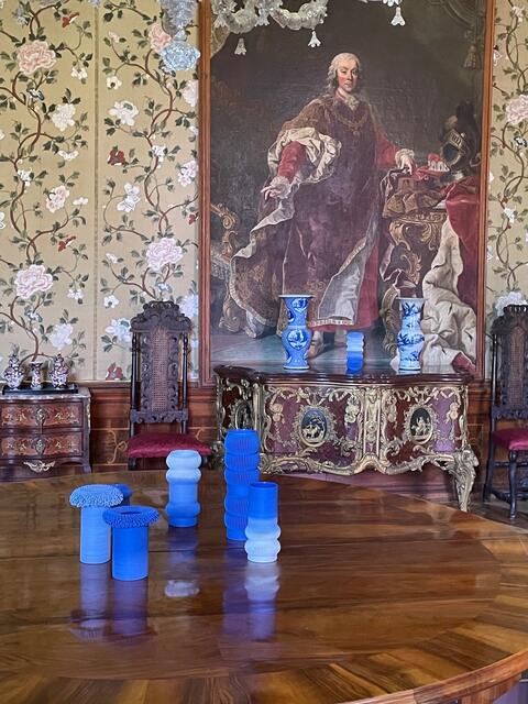 Moderne Designer-Vasen korrespondieren mit den blau-weißen Vasen aus China. | Foto: Susanne Veronik