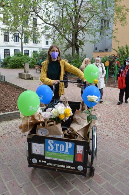 Das Nachbarschaftsprojekt "StoP Margareten" klärt über die Möglichkeiten auf, aus einer gewalttätigen Partnerschaft zu entkommen. Am Freitag vor dem Muttertag teilten die Aktivistinnen "Rosen statt Veilchen" und Lebensmittelpackerl von M.U.T. aus.  | Foto: Chiara Ivankovits