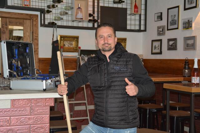 Vintage-Chef Daniel Michalitsch legt letzte Hand für die Eröffnung seines neuen Lokals, der Vintage Lounge im Meierhof in Pöttsching, an.  | Foto: dpi