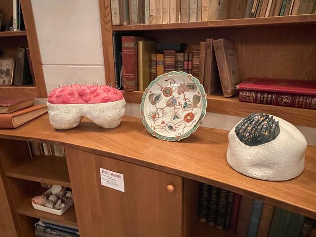 Das Thema Koralle und ihre Vergänglichkeit in Zusammanenhang mit dem Klimawandel, keramisch umgesetzt von der österreichischen Designerin Teresa Berger. In der Mitte ein Teller mit Glückssymbolen nach Konfuzius. | Foto: Susanne Veronik