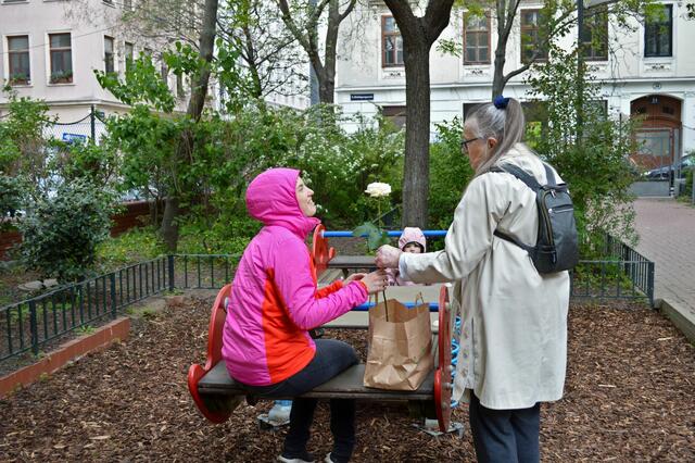 Die Aktivistinnen von StoP Margareten und M.U.T. verteilten in Parks Rosen und Jausenpackerl an Mütter, um auf die Gewalt in Partnerschaften aufmerksam zu machen.  | Foto: Chiara Ivankovits