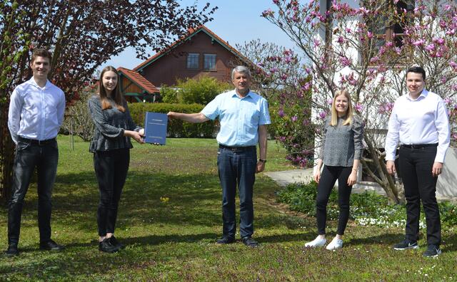Lukas Pausakerl, Jana Luipersbeck, Bgm. Vinzenz Knor, Victoria Schneeberger und Patrick Osterbauer (v.l.) bei der Übergabe der Diplomarbeit  | Foto: HTL Pinkafeld