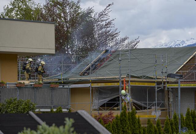 Vermutlich aufgrund von am Vormittag durchgeführten Flämmarbeiten geriet das Dach in Brand. | Foto: zeitungsfoto.at