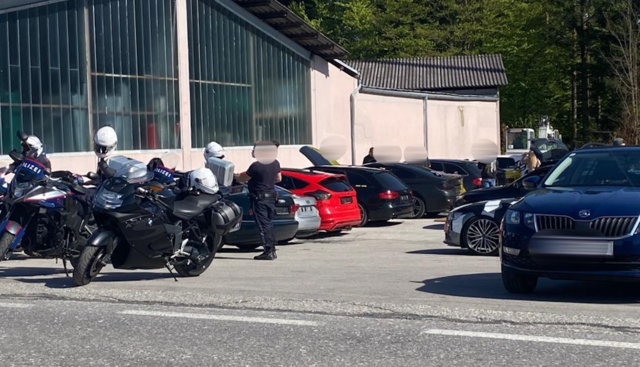 Den Fahrzeugen links wurden die Kennzeichen bereits abgenommen