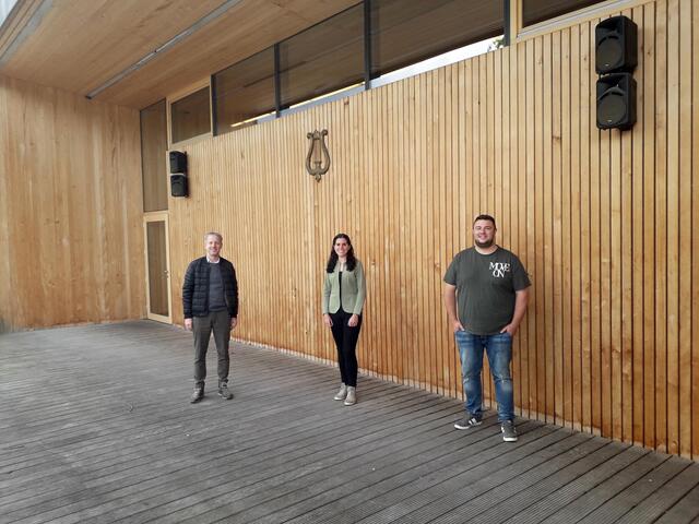 Die Pavillonbühne bleibt (noch) unbespielt – aber Obmann Helmut Fitzner (li.), Stephanie Stern und Michael Mösl haben eine Idee umgesetzt.