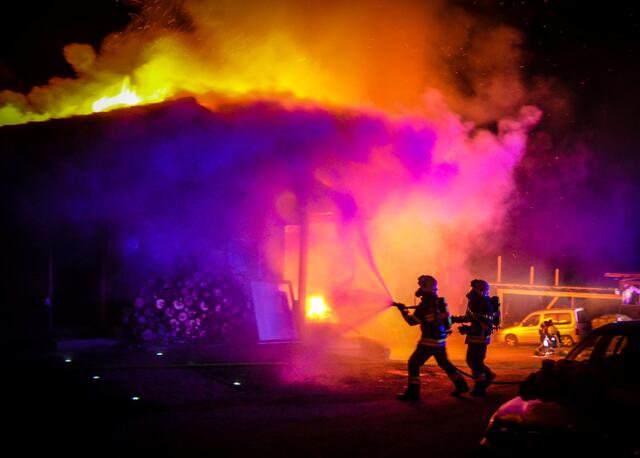Die Hitzeentwicklung war enorm, auch einige Privat-Pkws wurden zerstört. | Foto: FF Mooskirchen
