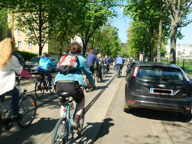 Radeln zwischen den Schienen und neben parkenden Autos kann zu gefährlichen Situationen führen.