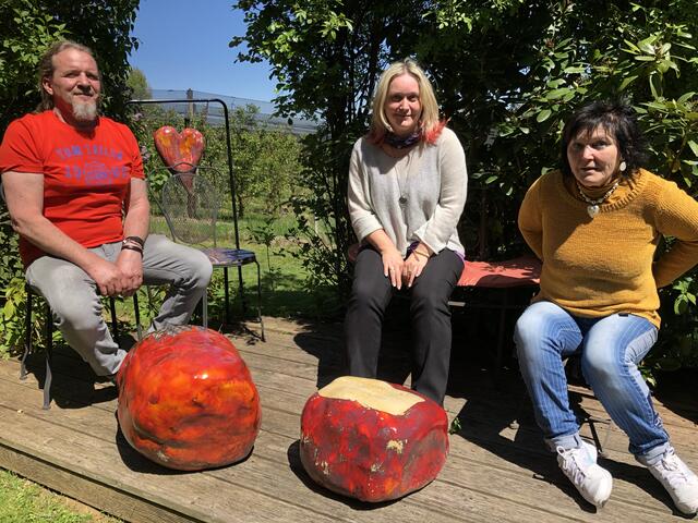 Ingrid und Birgit Pfeiffer sowie Gerhard Kulmer (v.r.n.l.) stellten Ihre Kunstwerke aus Keramik und Metall in Unterfladnitz zur Schau.