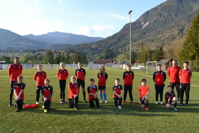 Ines Becker (4. v. l. ) und Lukas Lagger (6. v. l.) bestehen in der U12 durch ihren Trainingseifer.  | Foto: Atus Nötsch/KK