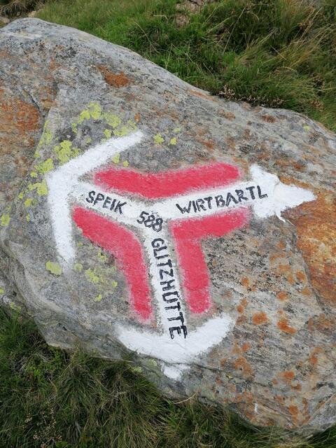 Steinerner Wegweiser auf der Glitzalm | Foto: Reiterer