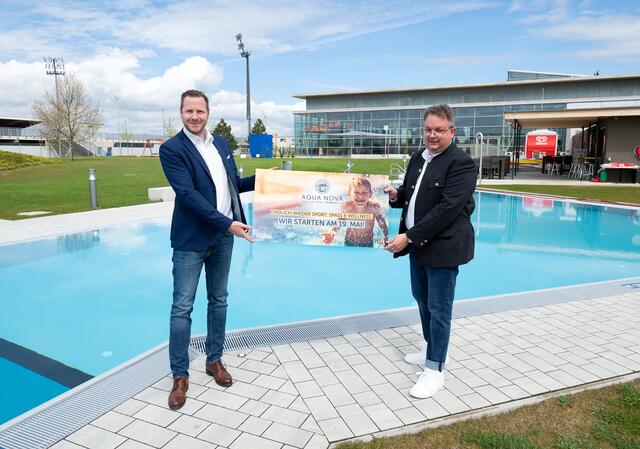 Bürgermeister-Stellvertreter Stadtrat Michael Schnedlitz und Betriebsleiter Markus Kopecky sind bereit für die Wieder-Eröffnung der "Aqua Nova".