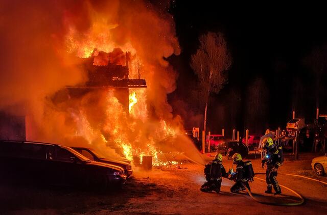 110 Feuerwehrleute kämpften mehrere Stunden gegen den Brand in Edenberg. | Foto: FF Mooskirchen