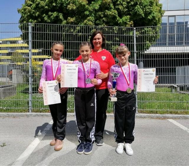 Die erfolgreichen Kunstturnerinnen aus Schweinbach Lena Schöffl, Julia Pirklbauer und Sylvie Kapeller (v.l.n.r.) mit ihrer Trainerin Silvia Eidenberger | Foto: SU Schweinbach