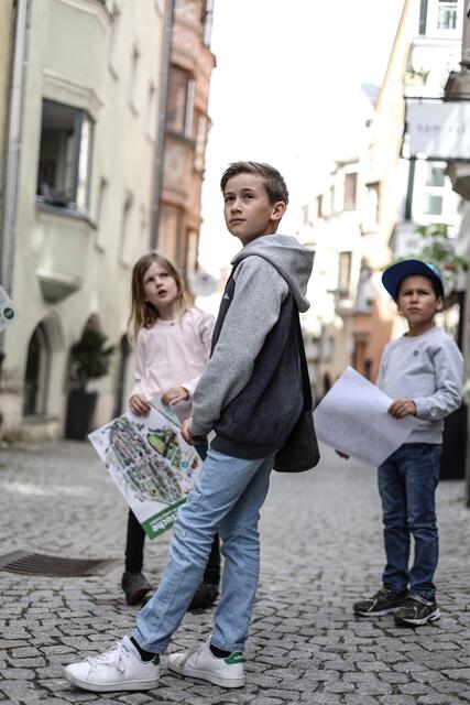 Knifflige Quizfragen und Geschicklichkeitsübungen machen die Entdeckungsreise durch Hall zu einem Erlebnis für die ganze Familie. | Foto: Stadtmarketing Hall in Tirol