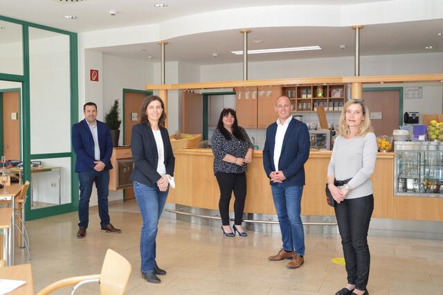 Regionalleiter Matthias Guttmann, Sonja Schindler, Objektleiterin Sonja Gföhler, Regionalleiter Martin Roscher und Michaela Wimmer. | Foto: Landesklinikum Waidhofen