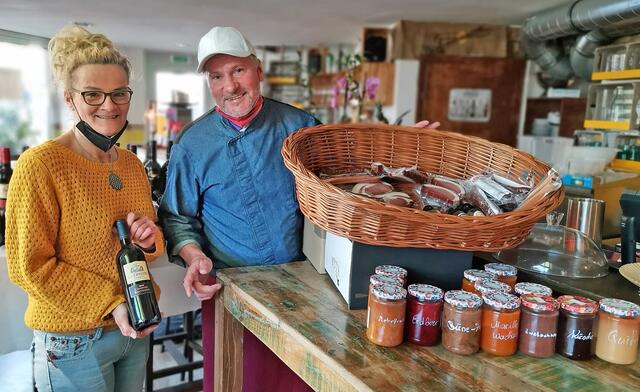 Sylke und Ludwig Schneider mit Schmankalan aus heimischer Produktion | Foto: Roland Pössenbacher