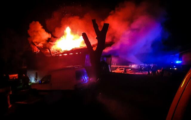 Die Lage war dramatisch, die Feuerwehren mussten das angrenzende Wohnhaus retten. | Foto: FF Mooskirchen