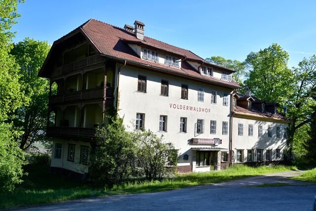 Die Drogen wurden von einer bislang noch unbekannten Täterschaft vom Balkon geworfen, als die Beamten das ehemalige Hotel betraten.