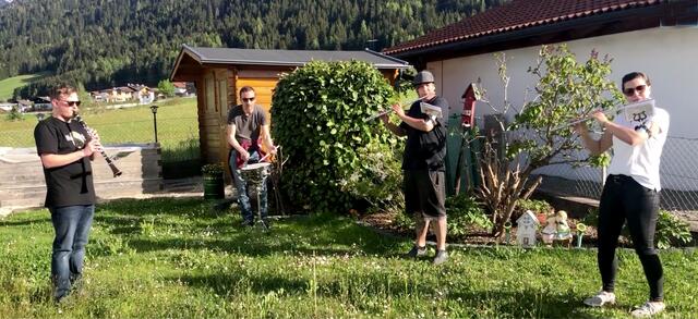 Garten statt Bühne und kleine Besetzung statt Vollformation: Kathi, Jasmin, Alex und Stefan zeigen, wie das geht! | Foto: Hassl