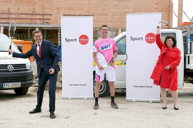 v.l.: Wirtschafts- und Sport-Landesrat Markus Achleitner, Staatsmeister Dominic Weidinger und Gemeinde-Landesrätin Birgit Gerstorfer.