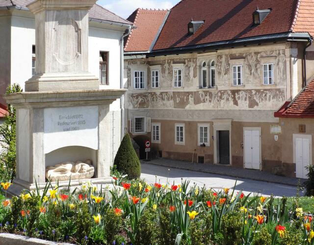 Eine Blumenpracht bei der Pestsäule am Salzburgerplatz in Althofen.  | Foto: Roland Adunka